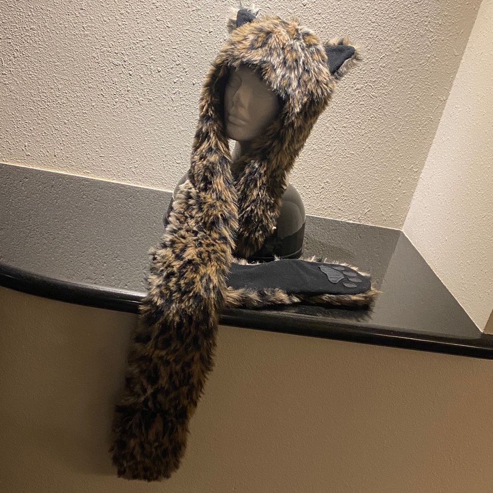 Faux Fur Leopard Hat with Long Scarf Paws. One size. - Picture 6 of 10